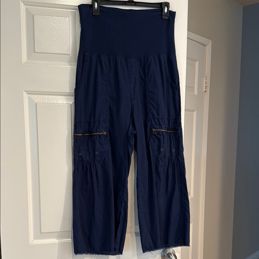 Wearables. Navy High-Waisted, wide leg Cargo Pants. S